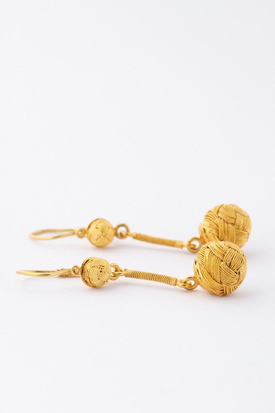 Gold earrings with fine wirework