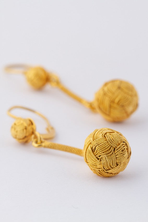 Gold earrings with fine wirework