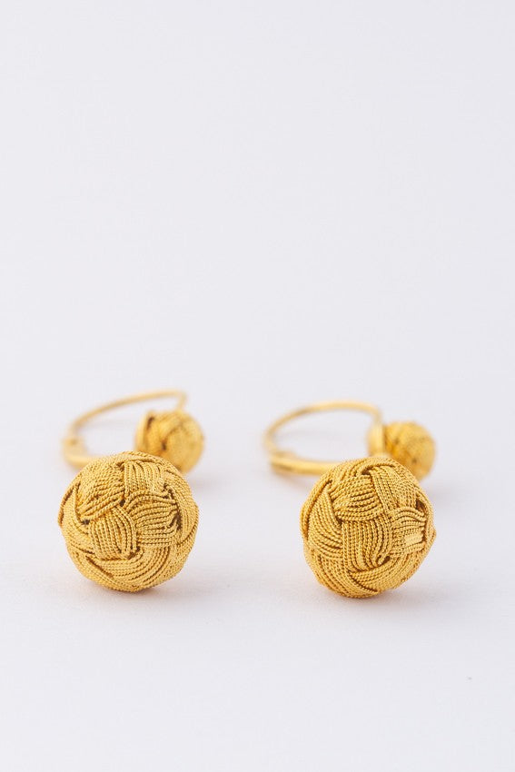Gold earrings with fine wirework