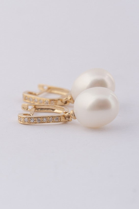 Gold earrings with a pearl and diamonds