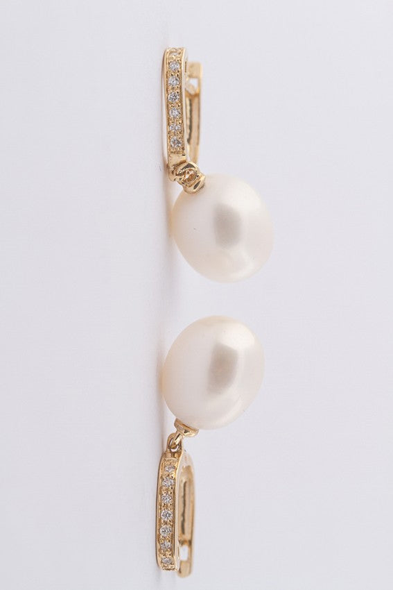 Gold earrings with a pearl and diamonds