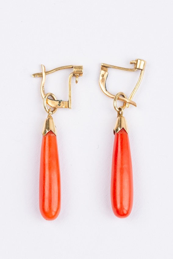 Gouden lange oorhangers met in elk een roos geslepen diamant