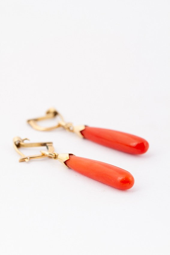 Gold long earrings with a rose-cut diamond in each one