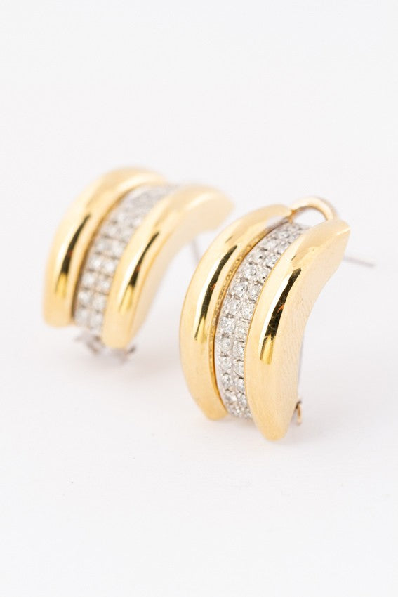 Wit/geel gouden oorstekers met in elk 26 briljanten. Totaal 52 briljanten