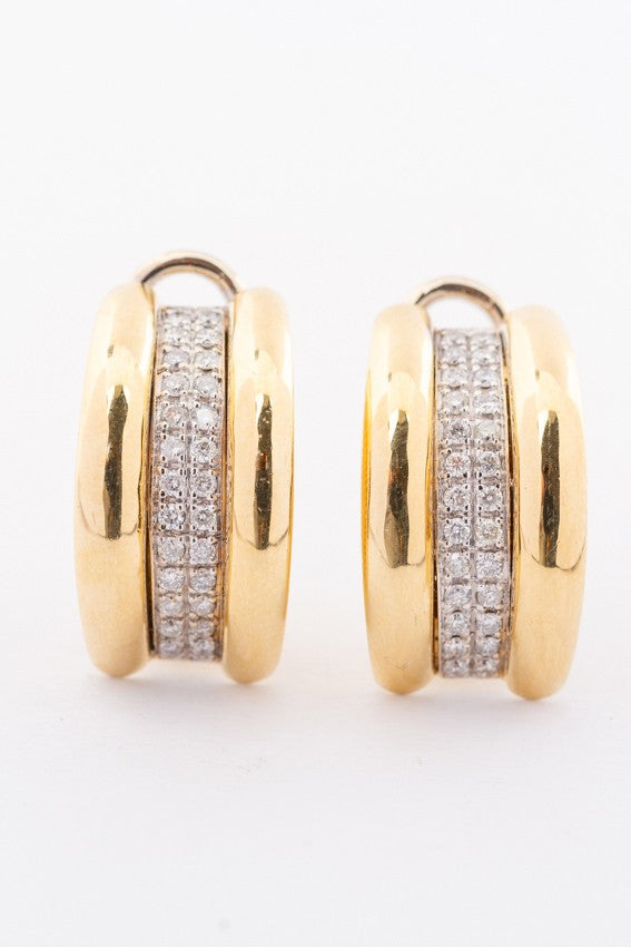 Wit/geel gouden oorstekers met in elk 26 briljanten. Totaal 52 briljanten