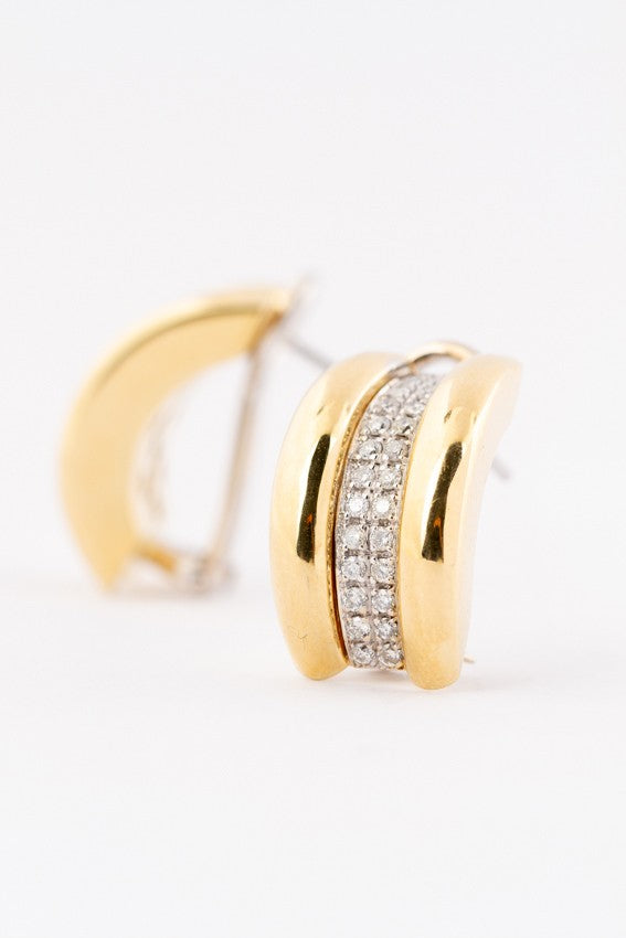 Wit/geel gouden oorstekers met in elk 26 briljanten. Totaal 52 briljanten