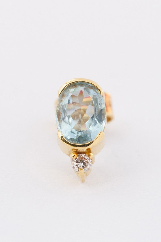 Gouden oorknoppen met in elk een aquamarijn en een briljant