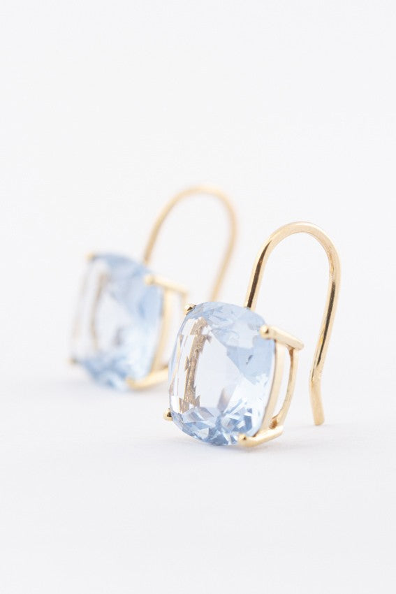 Gold earrings with synthetic spinel