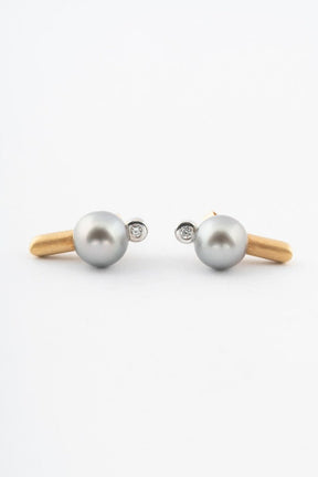White/yellow gold earrings with gray cultured pearl and brilliant