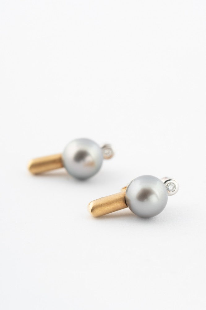 White/yellow gold earrings with gray cultured pearl and brilliant