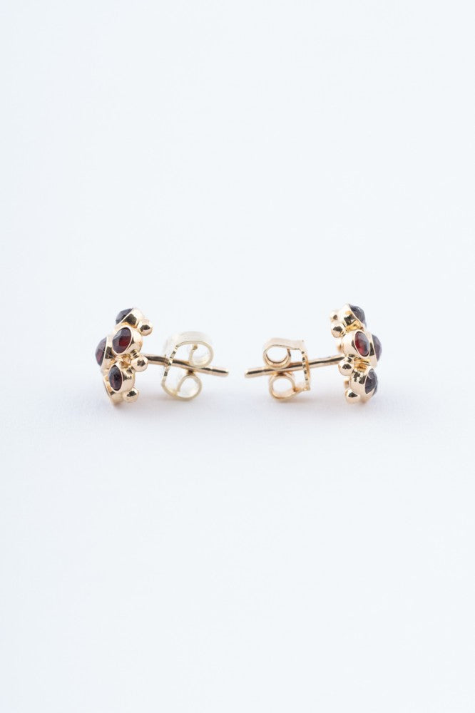 Gouden entourage oorknoppen met granaten