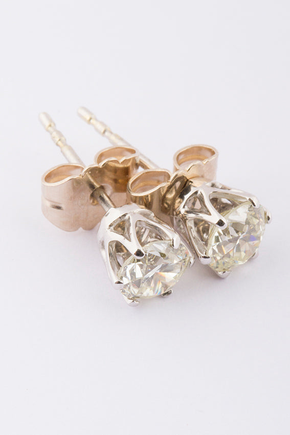 Solitair oorknoppen met in elk een oud geslepen briljant