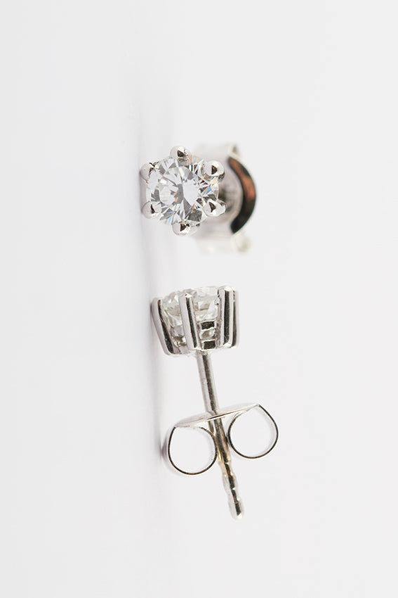 White gold solitaire earrings with brilliant