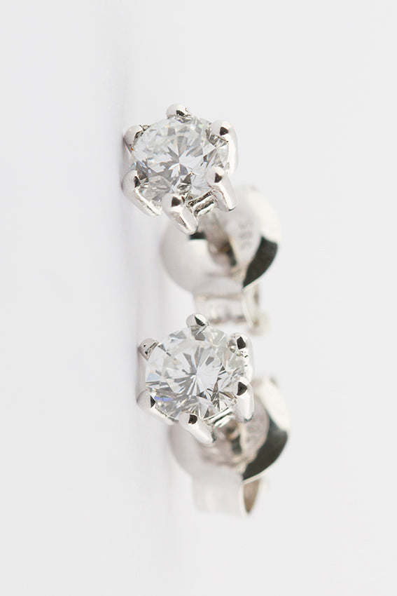 White gold solitaire earrings with brilliant
