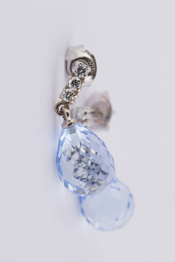 White gold earrings with brilliant and topaz