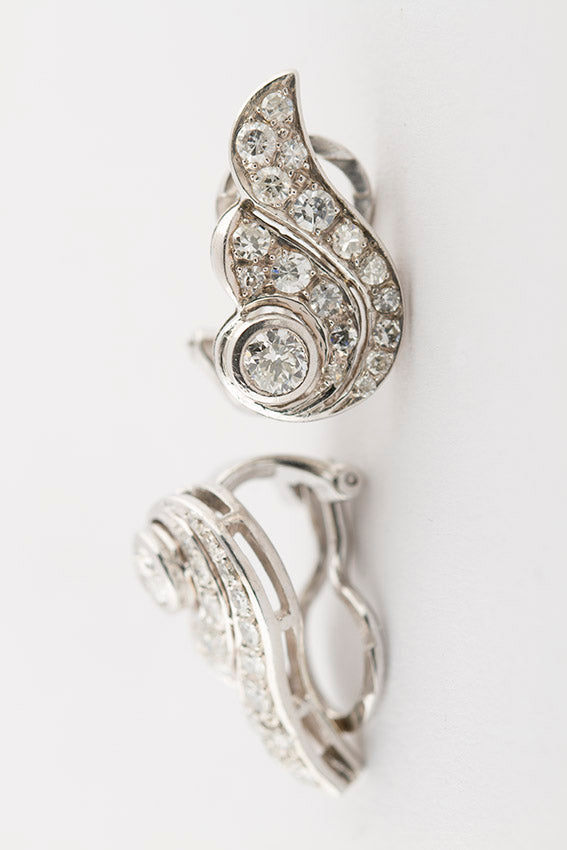 White gold clip-on earrings with brilliant and diamond
