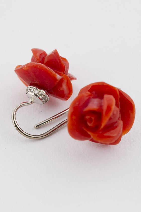 White gold earrings with brilliant and red coral