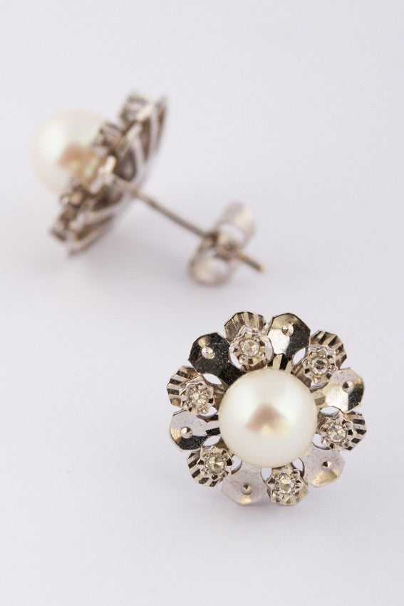White gold earrings with pearl and diamonds