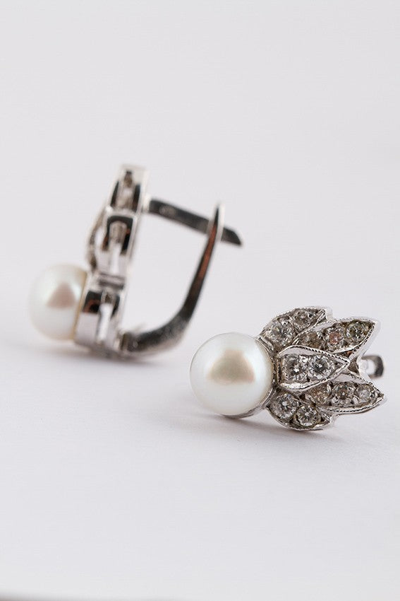 White gold earrings with bouton pearl and diamonds