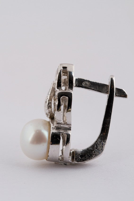 White gold earrings with bouton pearl and diamonds
