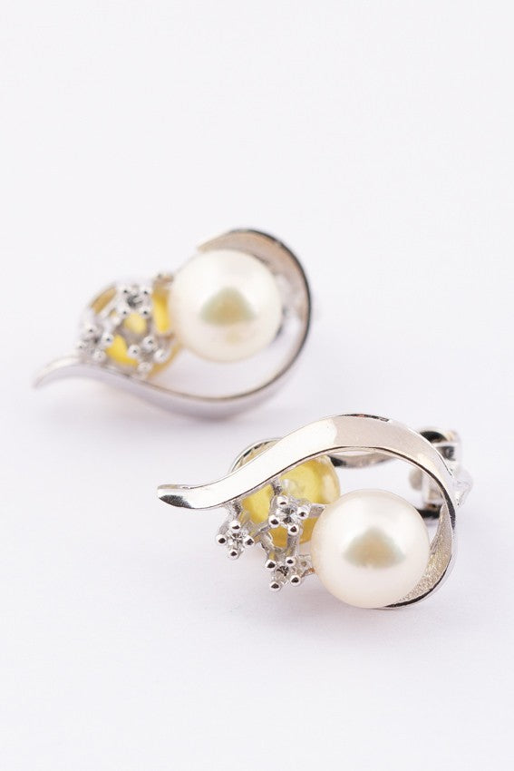 White gold earrings with pearl and brilliant