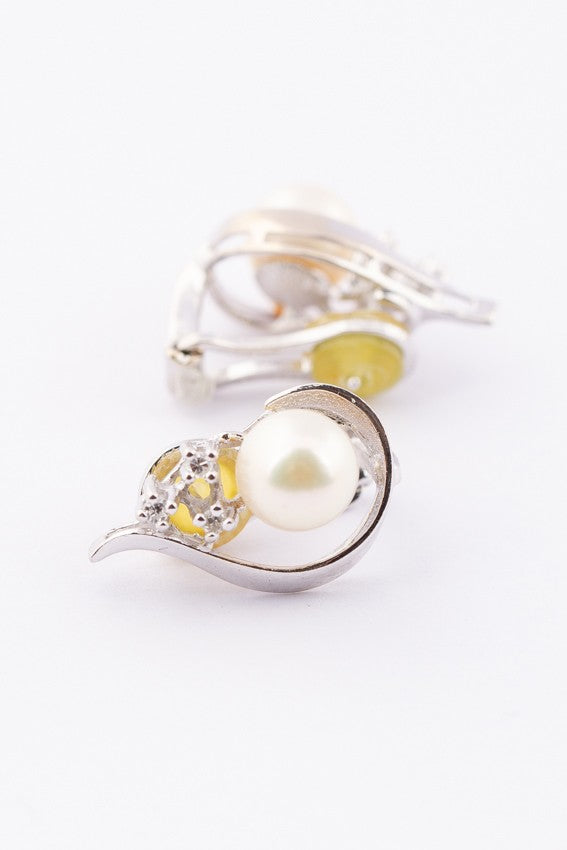 White gold earrings with pearl and brilliant