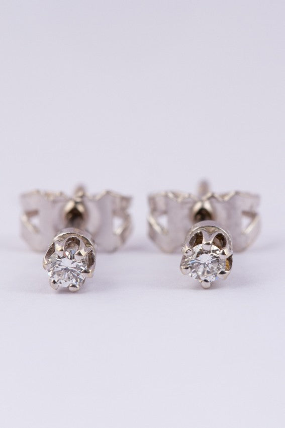 White gold earrings with a brilliant in each one