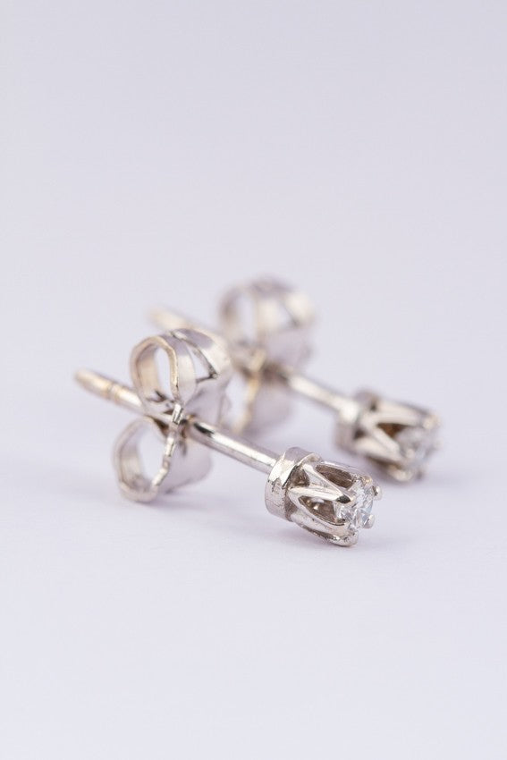 White gold earrings with a brilliant in each one