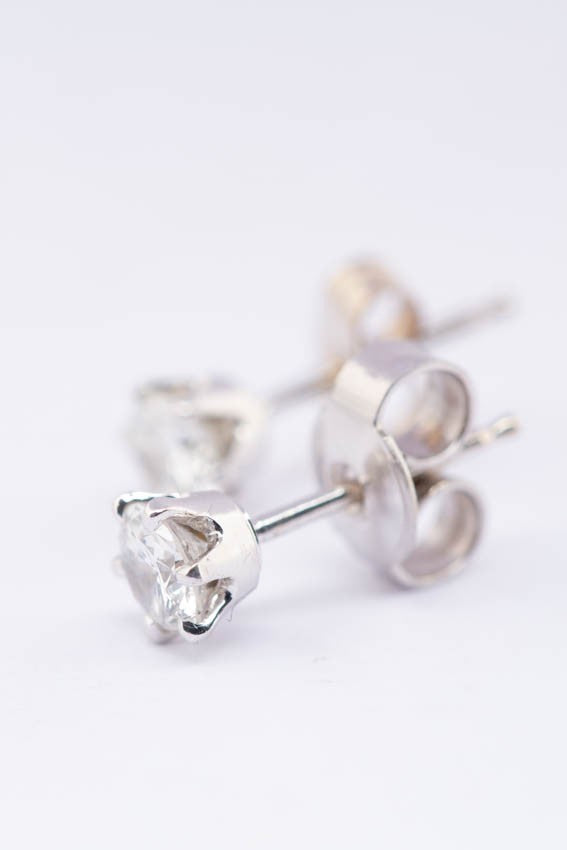 White gold solitaire earrings