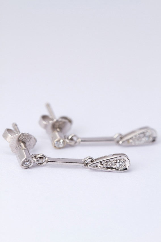 Wit gouden oorhangers met in elk 2 diamanten