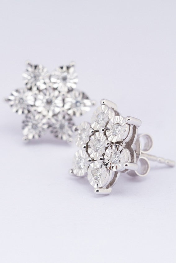 White gold star earrings with diamonds