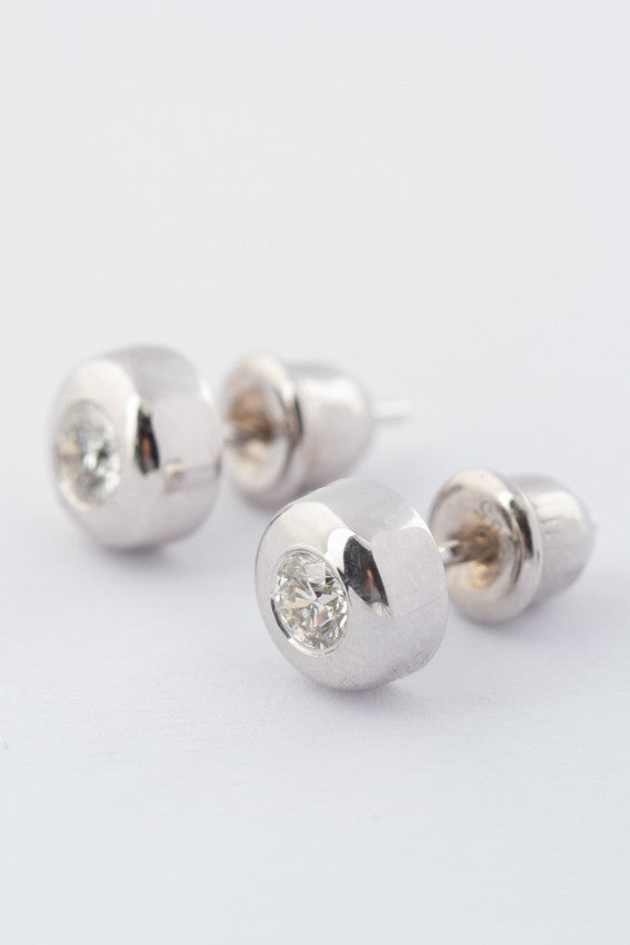 White gold solitaire earrings with brilliant