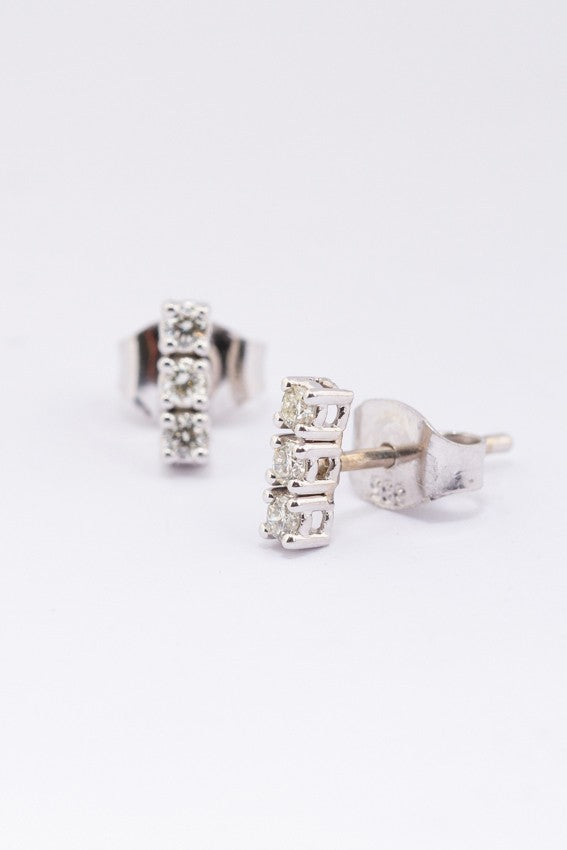 White gold earrings with three brilliant-cut diamonds each. Total weight approx. 0.15 ct.