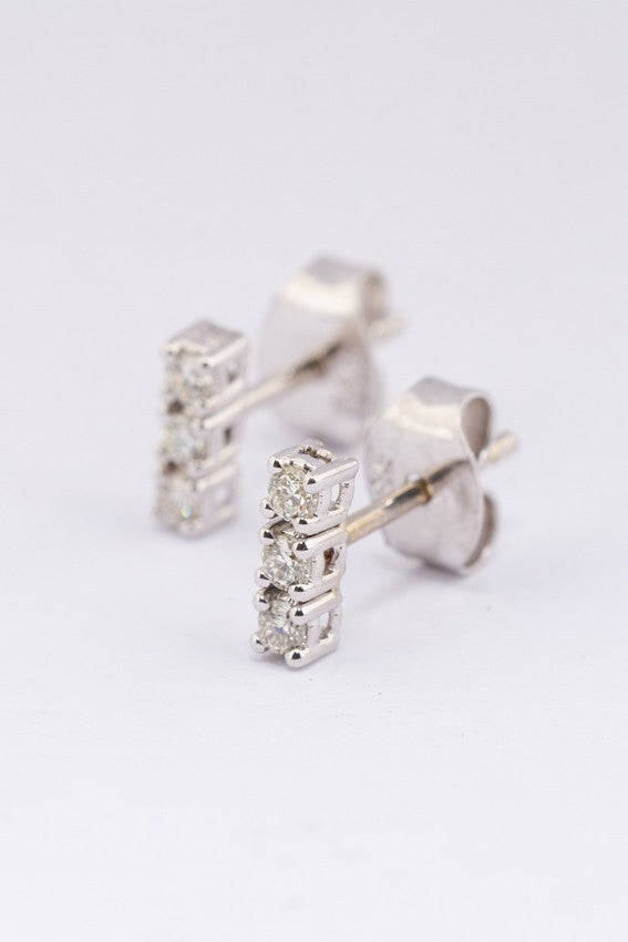 White gold earrings with three brilliant-cut diamonds each. Total weight approx. 0.15 ct.