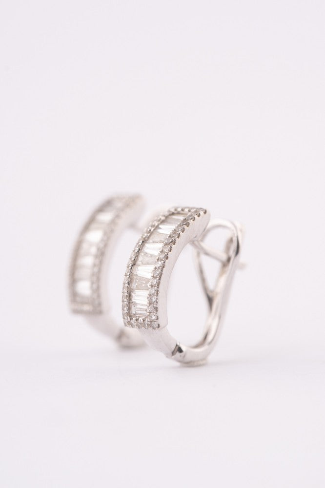 White gold ring with brilliants and diamonds