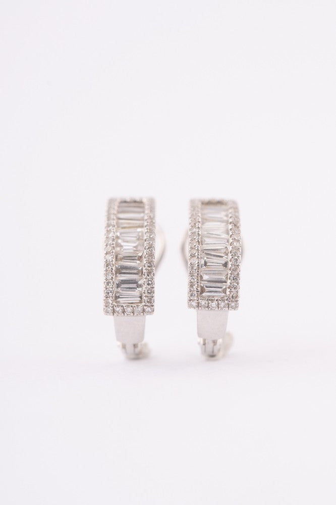 White gold ring with brilliants and diamonds