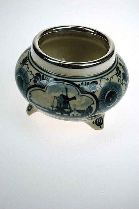 Old Delft blue pot