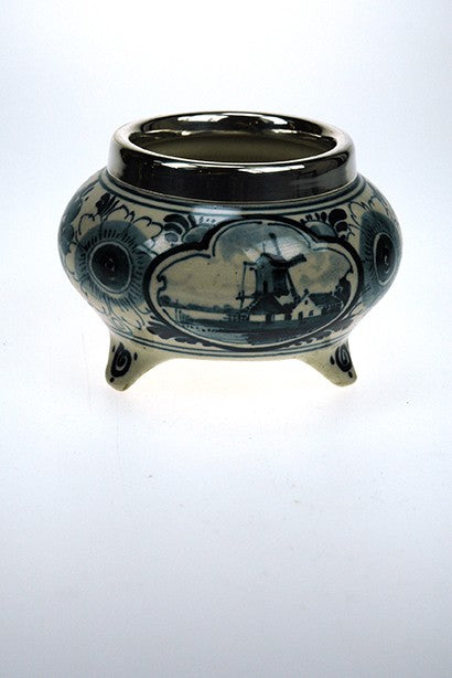 Old Delft blue pot