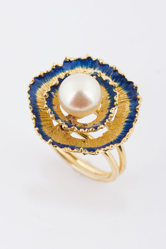 Gold ring with pearl and enamel