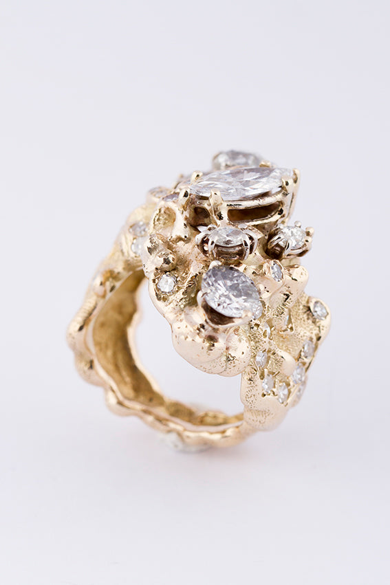 Gouden fantasie ring bezet met diamant