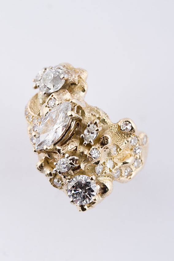 Gouden fantasie ring bezet met diamant