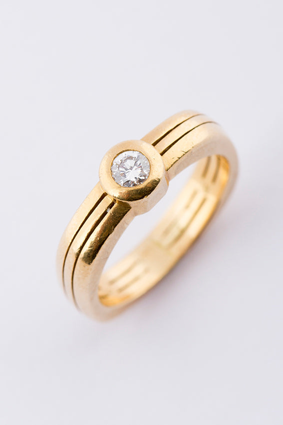 Solid yellow gold solitaire ring with brilliant-cut diamond