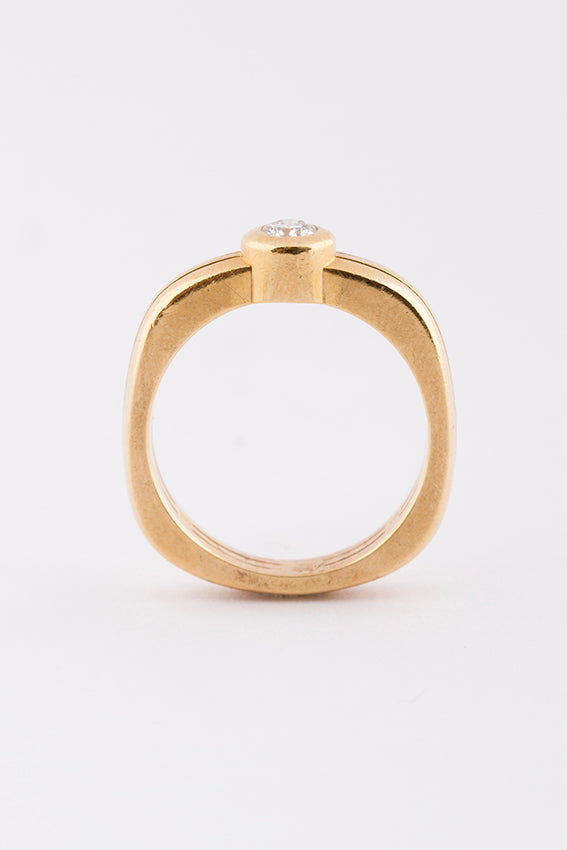 Solid yellow gold solitaire ring with brilliant-cut diamond