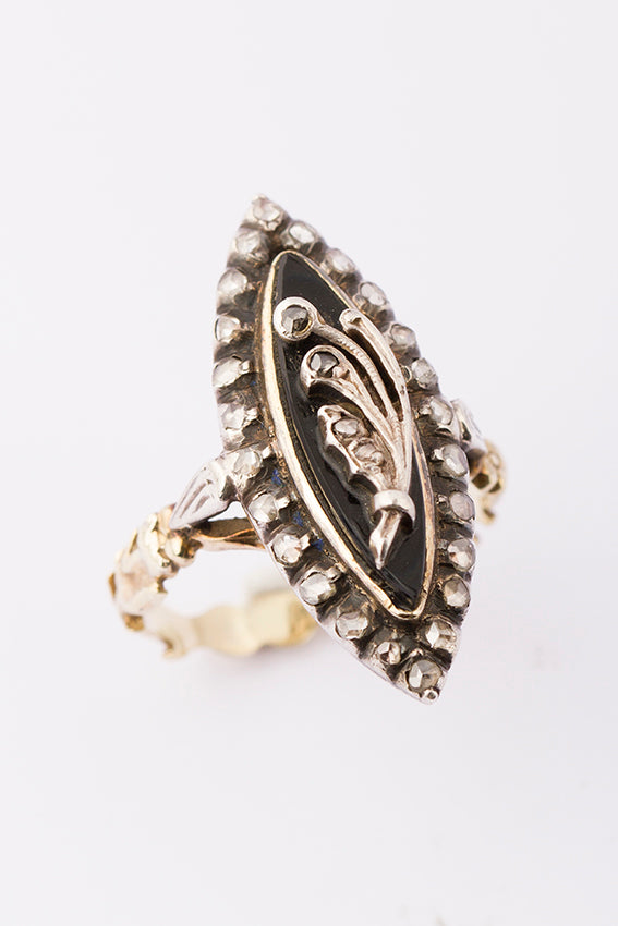 Markies ring met onyx en diamant in zilver gezet