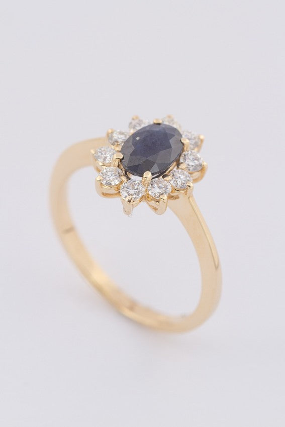Yellow gold entourage ring with sapphire and brilliant-cut diamonds