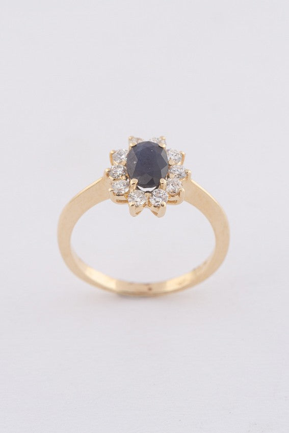 Yellow gold entourage ring with sapphire and brilliant-cut diamonds