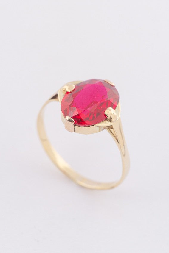 Gouden ring met robijn