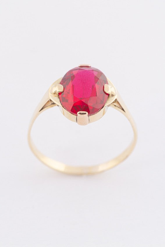 Gouden ring met robijn