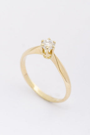 Gold solitaire ring with a brilliant