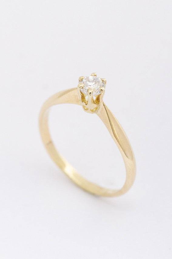 Gold solitaire ring with a brilliant
